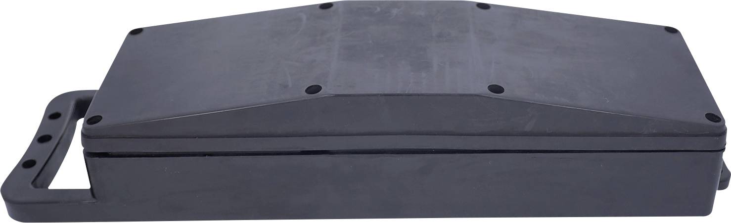 Ein schwarzes rechteckiges Kunststoffgehäuse mit abgerundeten Kanten und mehreren Schraubenlöchern wird gezeigt. Es hat einen Scharnierdeckel und einen seitlichen Tragegriff zum Transportieren.