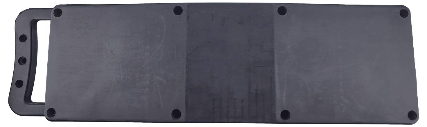 Ein rechteckiges, flaches, schwarzes Werkzeug mit einem Griff auf einer Seite, das mehrere kleine Löcher entlang der oberen Kante aufweist.