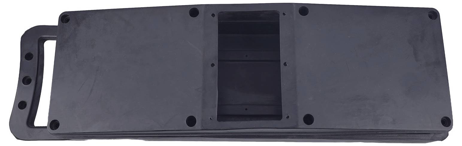 Ein schwarzes, rechteckiges Kunststofftablett mit einem Griff auf der linken Seite und einer rechteckigen Aussparung in der Mitte.