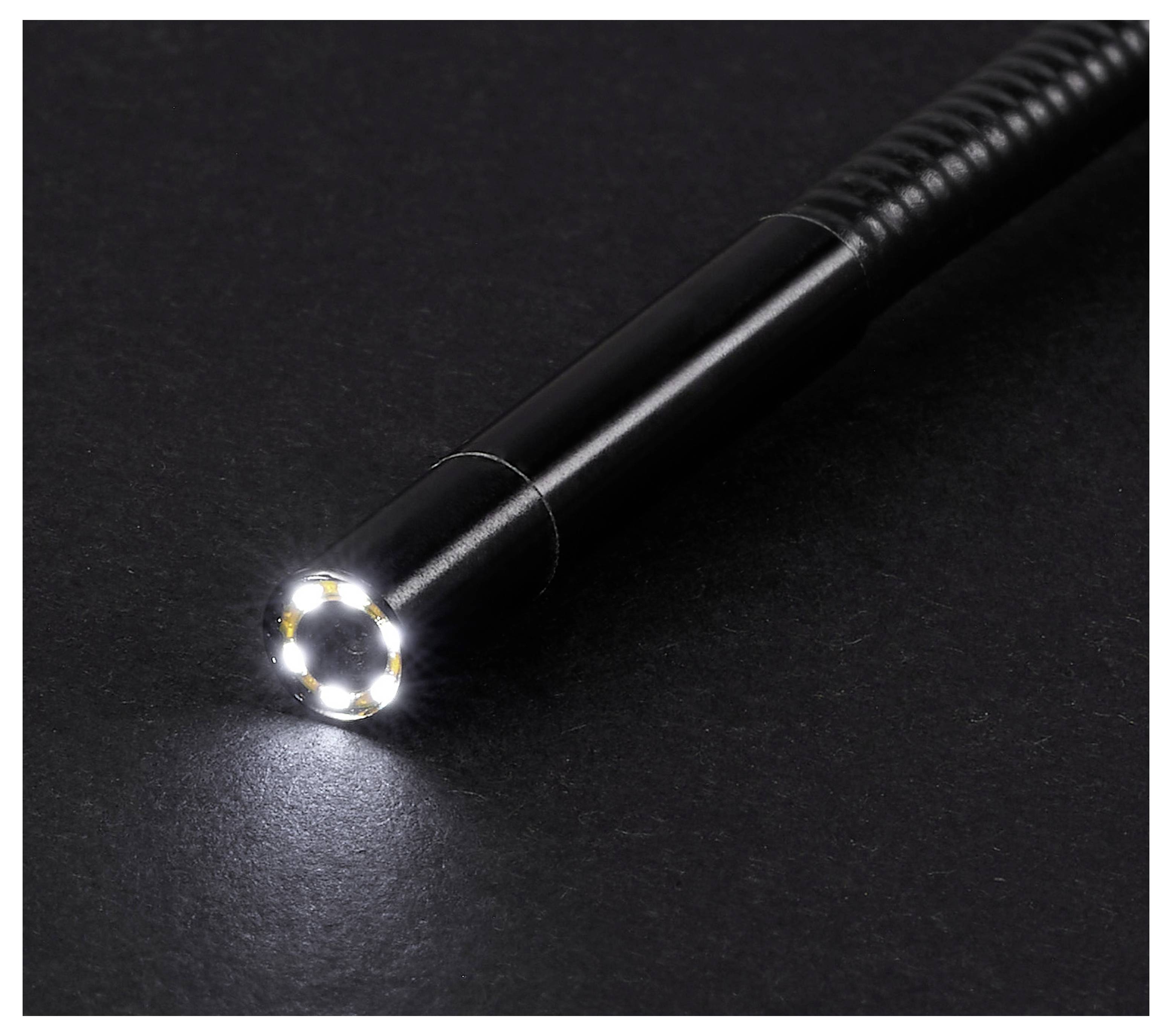 Nahaufnahme einer schwarzen tragbaren Inspektionskamera oder eines Endoskops mit seiner leuchtenden LED-Ringbeleuchtung vor dunklem Hintergrund.