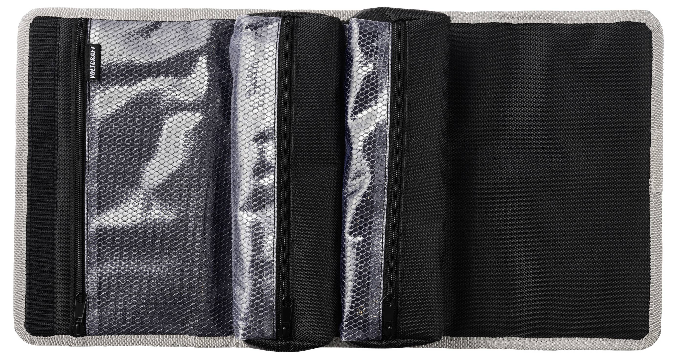 Offene schwarze Reißverschluss-Organizer-Tasche mit Mesh-Taschen und durchsichtigen Hülsen, flach aufgeklappt auf weißem Hintergrund.