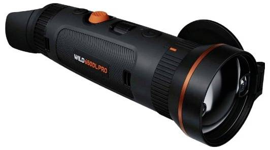 Ein schwarzes und oranges tragbares Wärmebildgerät mit Gummigriff und großem Objektiv. Das Etikett trägt die Aufschrift „WILD 450DL PRO