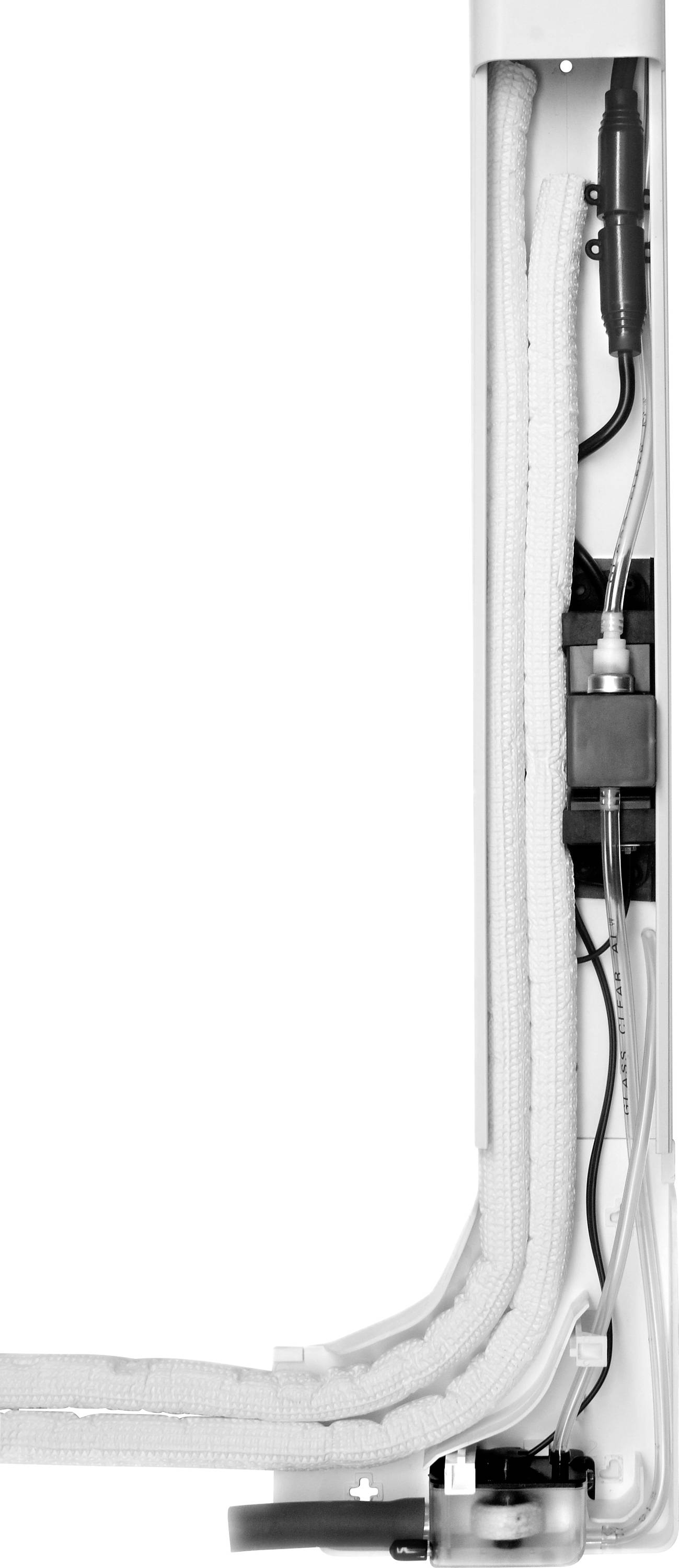 Eine Nahaufnahme eines internen Mechanismus eines Geräts, das umwickelte Kabel, Anschlüsse und einen kleinen Motor zeigt und technische Details offenbart.