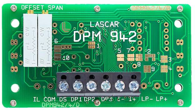 Grüne Leiterplatte mit der Bezeichnung Lascar DPM 942 mit mehreren Anschlüssen und Komponenten.