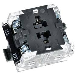 Ein Nahaufnahmebild einer transparenten und schwarzen elektrischen Komponente mit je zwei Schrauben auf jeder Seite, wahrscheinlich für Schaltungsverbindungen verwendet.