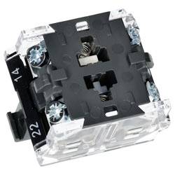 Ein schwarzes und transparentes elektrisches Relaissteckersystem mit vier sichtbaren Anschllusspunkten, das dazu bestimmt ist, ein Relais in einem elektrischen Stromkreis zu sichern.