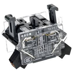 Eine durchscheinende schwarze elektrische Komponente mit auf ihrer Oberfläche gedruckten technischen Spezifikationen, mit Anschlüssen und rechteckiger Form.
