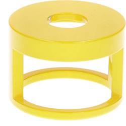 Ein gelber zylindrischer Gegenstand mit einer offenen Mitte und kreisförmigen Öffnungen oben und unten, der einem minimalistischen Hocker oder Ständer ähnelt.