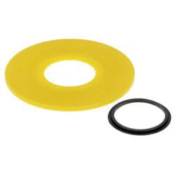 Eine gelbe Dichtung neben einem kleinen schwarzen O-Ring, beide auf weißem Hintergrund platziert.