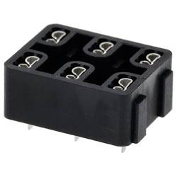 Sechspoliger weiblicher PCB-Stecker, schwarzer Kunststoffkörper, silberne Metallkontakte; wird für die Verbindung elektronischer Komponenten auf Leiterplatten verwendet.