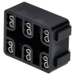 Ein schwarzer Kunststoff-Elektrostecker mit sechs Steckplätzen und Metallkontakten, typischerweise in elektronischen Geräten zur Schaltungsverbindung verwendet.