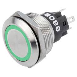 Ein metallisches Druckknopfschalter mit einem grünen LED-Ring, mit gewindeliertem Gehäuse und drei Metallanschlüssen auf der Rückseite für Verdrahtungsverbindungen.