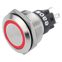 Ein Metalldruckknopfschalter mit rotem Ring, ausgestattet mit drei Anschlusskontakten für elektrische Verbindungen.
