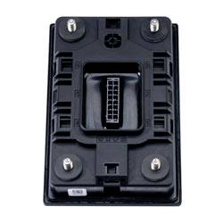 Ein schwarzer rechteckiger Elektrostecker mit mehreren Stiften und vier Metallschrauben auf einer ebenen Basis, verwendet für die Automobilelektronik.