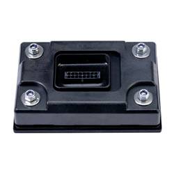 Ein rechteckiges Gehäuse für elektronische Stecker mit Metallstiften und einer Mehrpin-Schnittstelle, das für sichere elektrische Verbindungen in Maschinen ausgelegt ist.