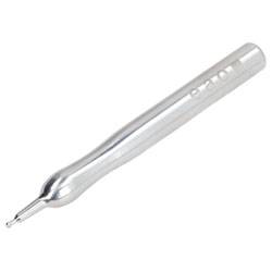 Ein metallisches, tragbares Werkzeug mit schlankem Design, das eine kleine, spitze Spitze und gravierte Markierungen entlang des Körpers aufweist.