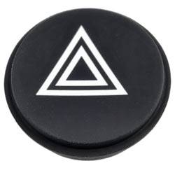 Ein schwarzes kreisförmiges Objekt mit einem weißen Dreieck-Symbol mit umrissenem innerem Dreieck, ähnlich einem Wiedergabe-Button-Design.