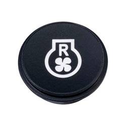 'R' Logo mit vierblättriger Kleeblatt in einer Kolbenform auf einer schwarzen kreisförmigen Oberfläche.