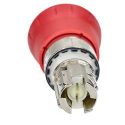 Eine Nahaufnahme eines Metallsteckers mit einer roten Kappe. Der Stecker hat eine zylindrische Form und scheint für elektrische Zwecke verwendet zu werden.