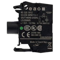 Eine schwarze EAO-Elektroschalter-Komponente mit weißen gedruckten Spezifikationen, einschließlich Spannungs- und Zertifizierungsdetails, die in industriellen Umgebungen verwendet wird.