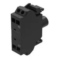 Ein schwarzer Elektrostecker mit gekennzeichneten Buchsen „X1