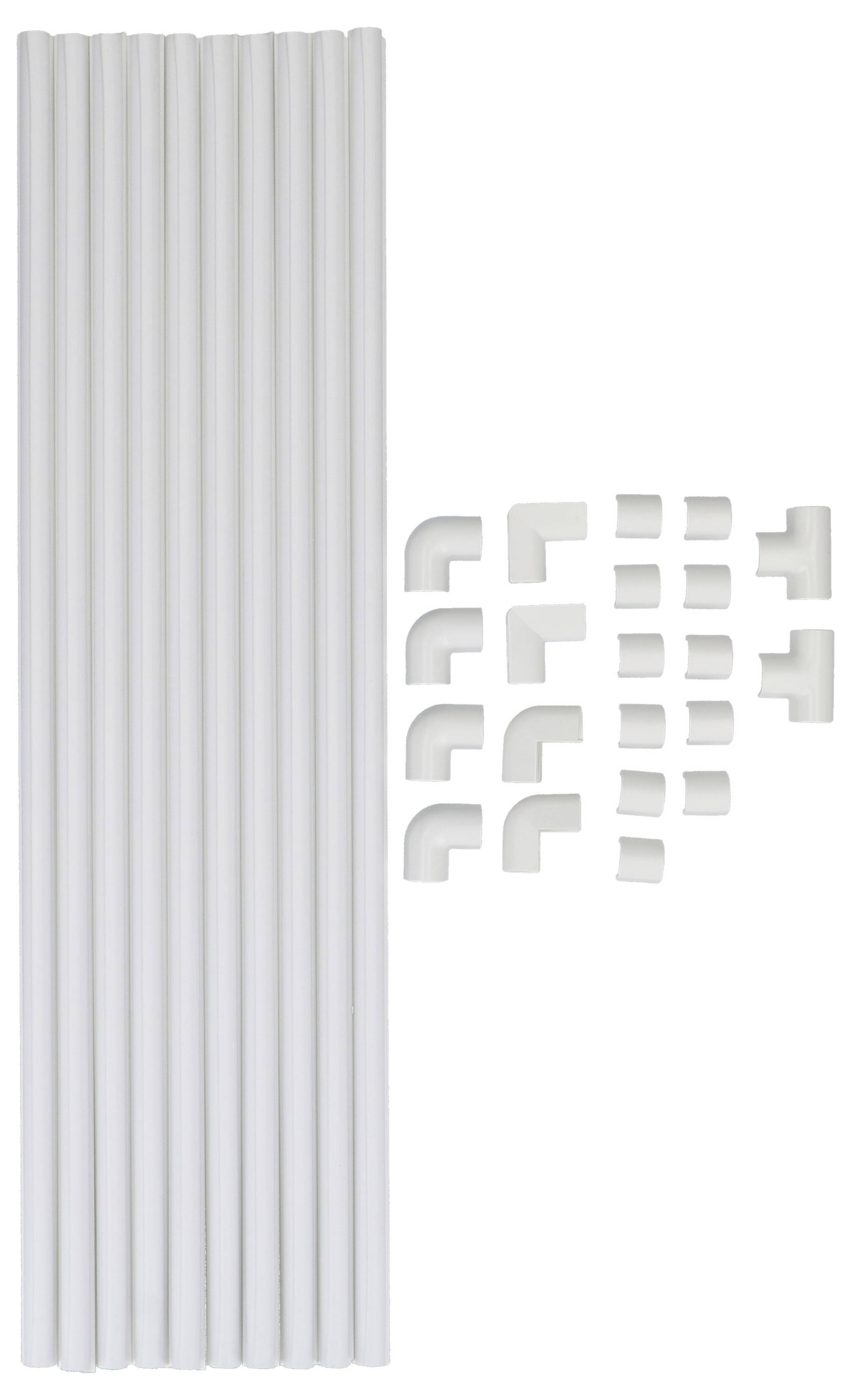Zehn weiße PVC-Rohre neben verschiedenen weißen Rohrverbindern einschließlich Bögen und Muffen, in organisierter Weise angeordnet.
