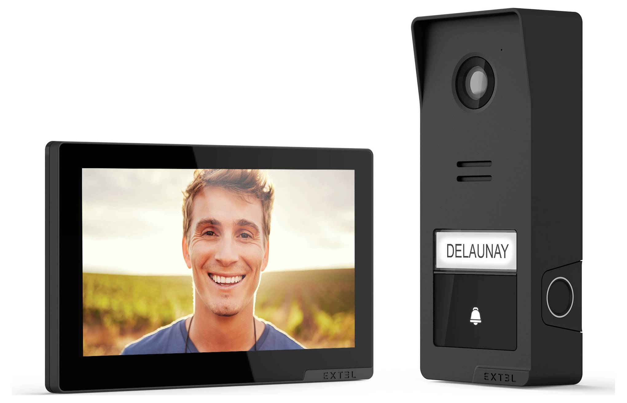 Videotürklingelsystem mit Display. Der Bildschirm zeigt eine lächelnde Person im Freien, und die Türklingeleinheit hat ein Etikett 