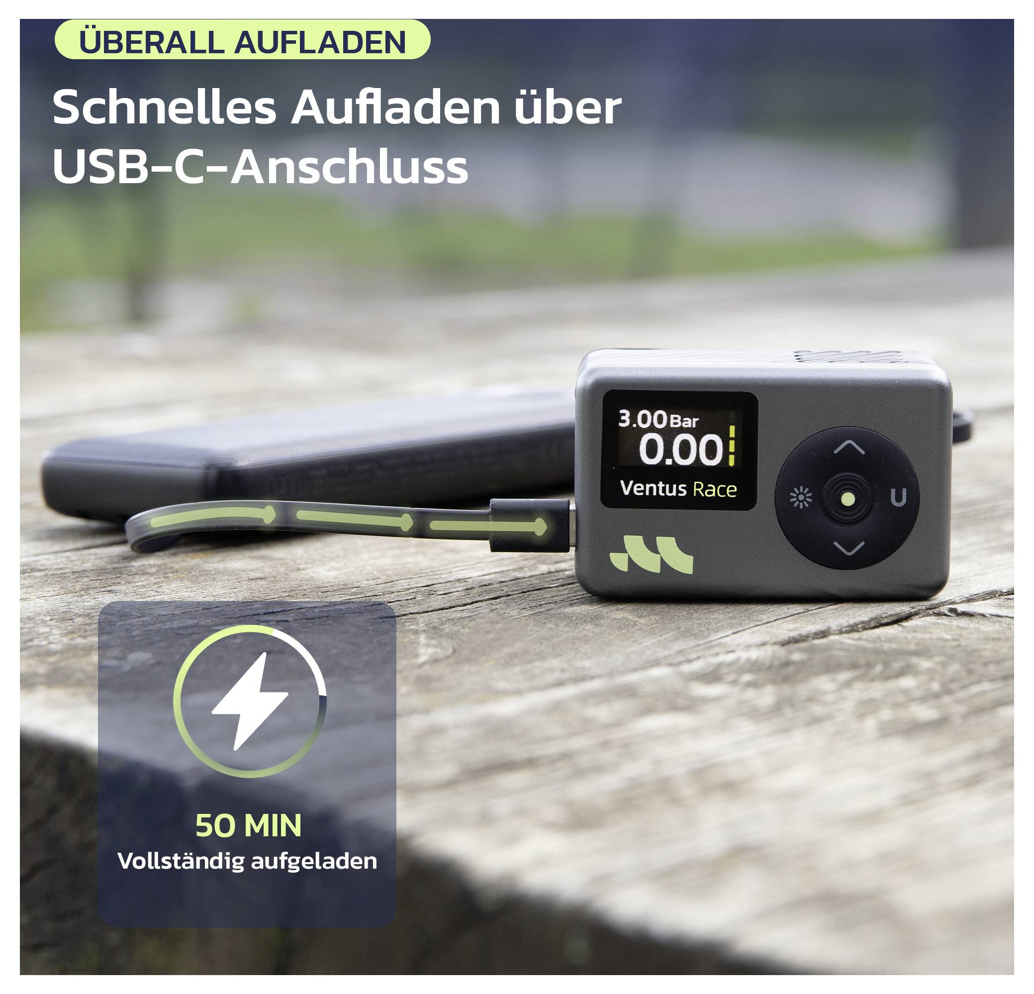 Tragbare Luftpumpe auf einem Tisch, mit deutschem Text, der schnelles USB-C-Laden und vollständiges Aufladen in 50 Minuten bewirbt.
