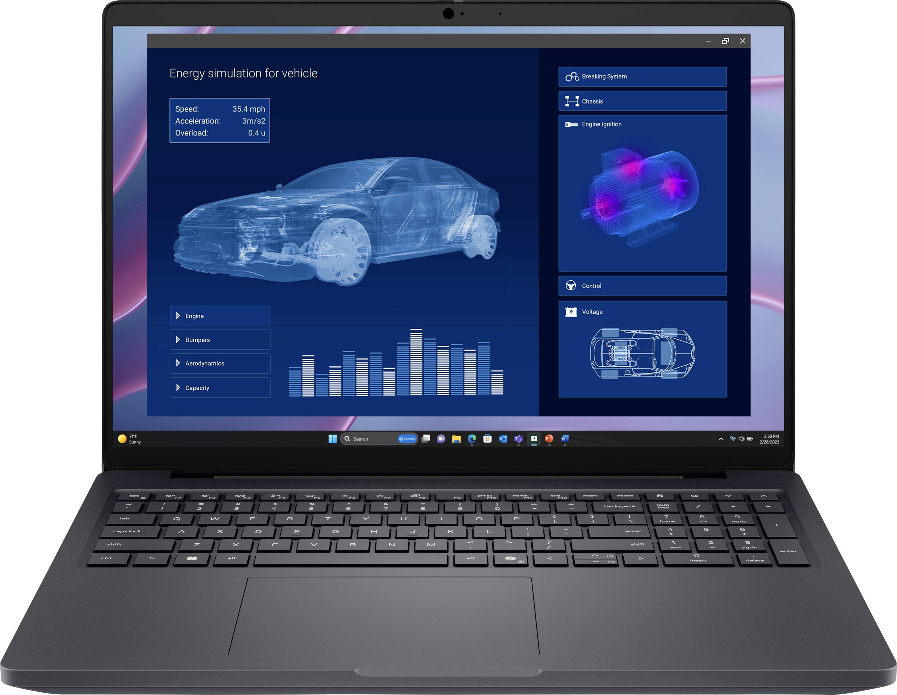 Ein Laptop-Bildschirm zeigt eine Fahrzeugenergiesimulation mit Geschwindigkeit-, Beschleunigungs- und Überlastungsstatistiken an. Diagramme zeigen Motor- und Batteriesysteme.