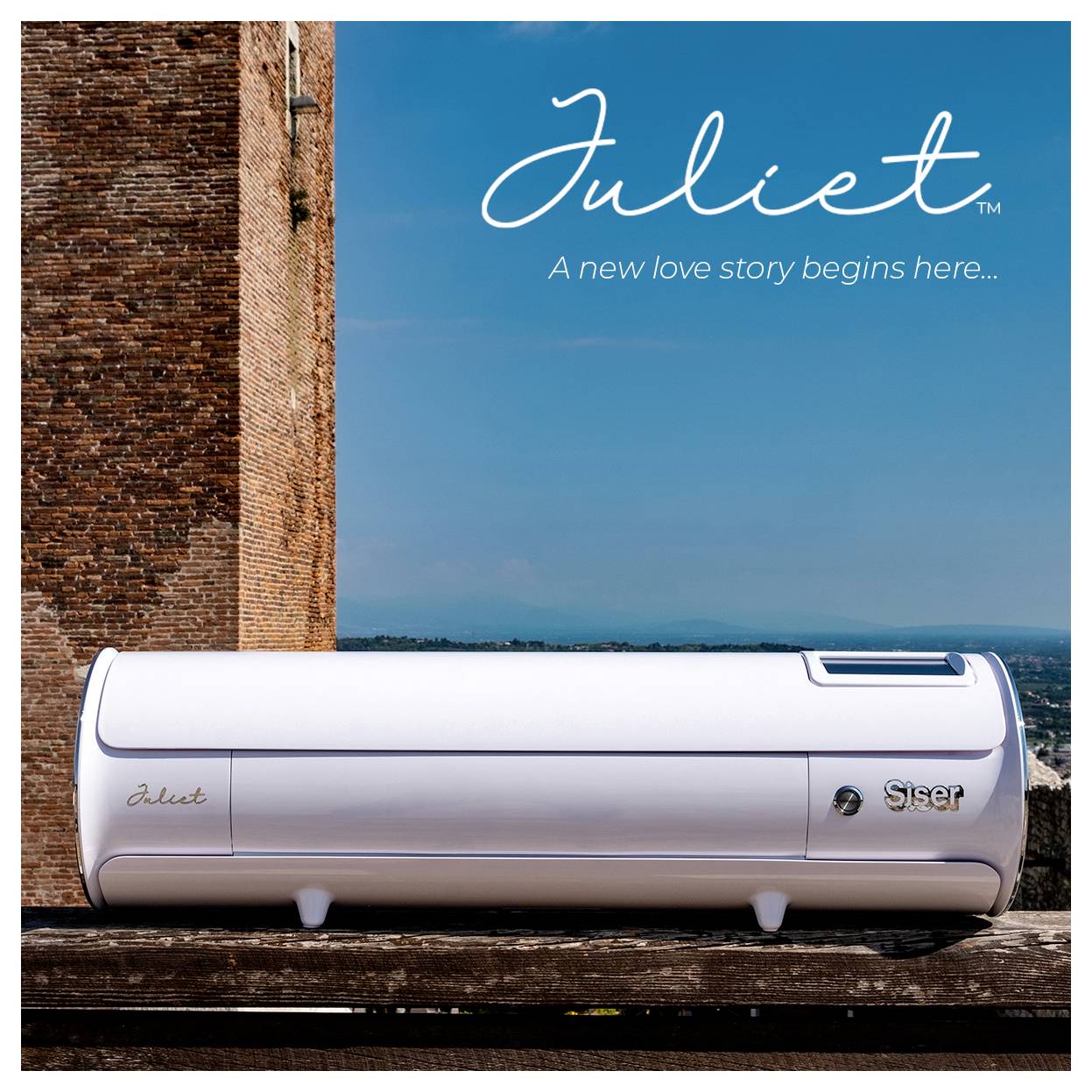 Juliet-Schneidemaschine an Backsteinmauer und blauem Himmel. Text: „Juliet. Eine neue Liebesgeschichte beginnt hier...