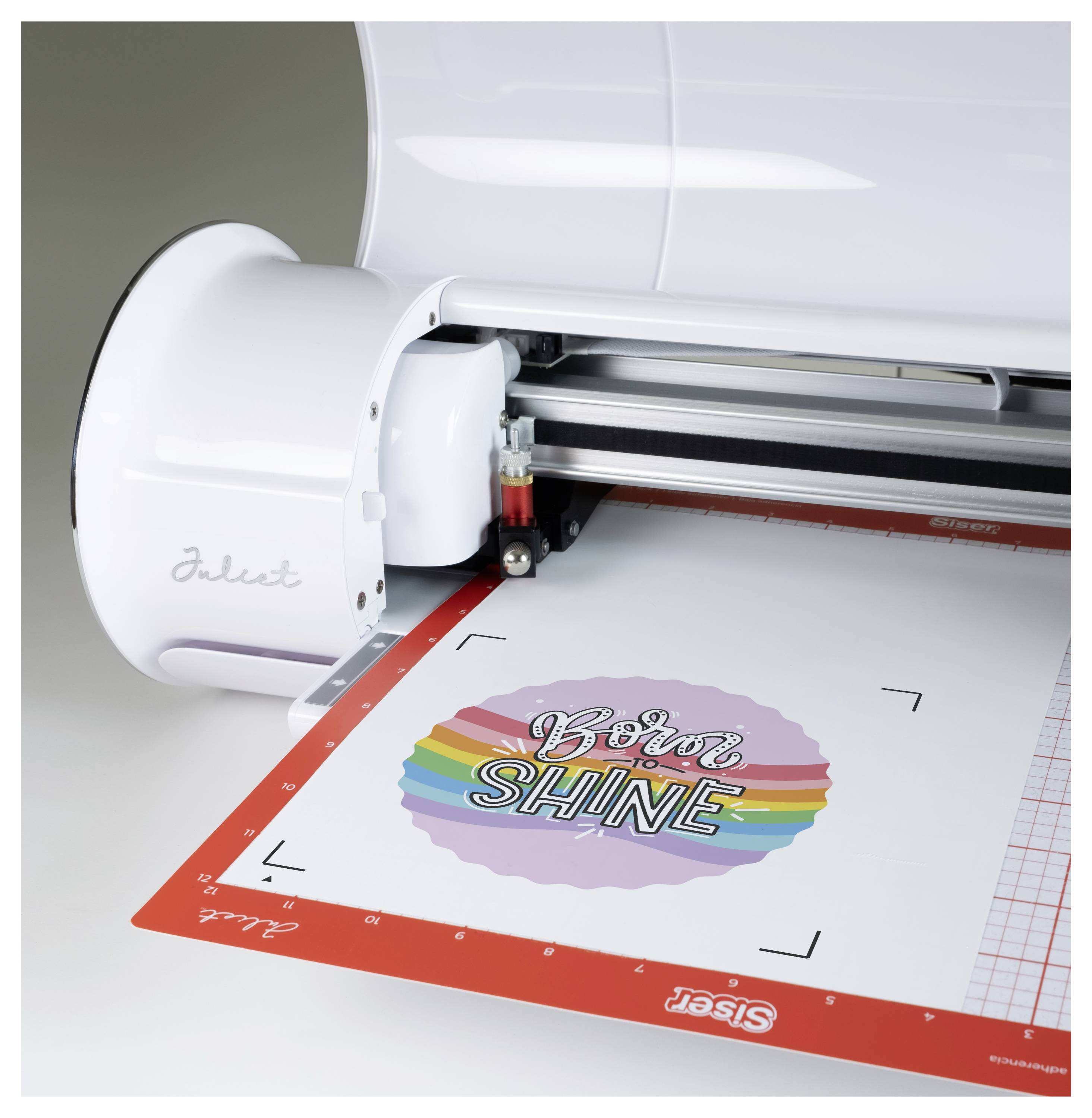 Eine Vinylschneidemaschine wird gezeigt, die ein Design mit den Worten „Born to Shine