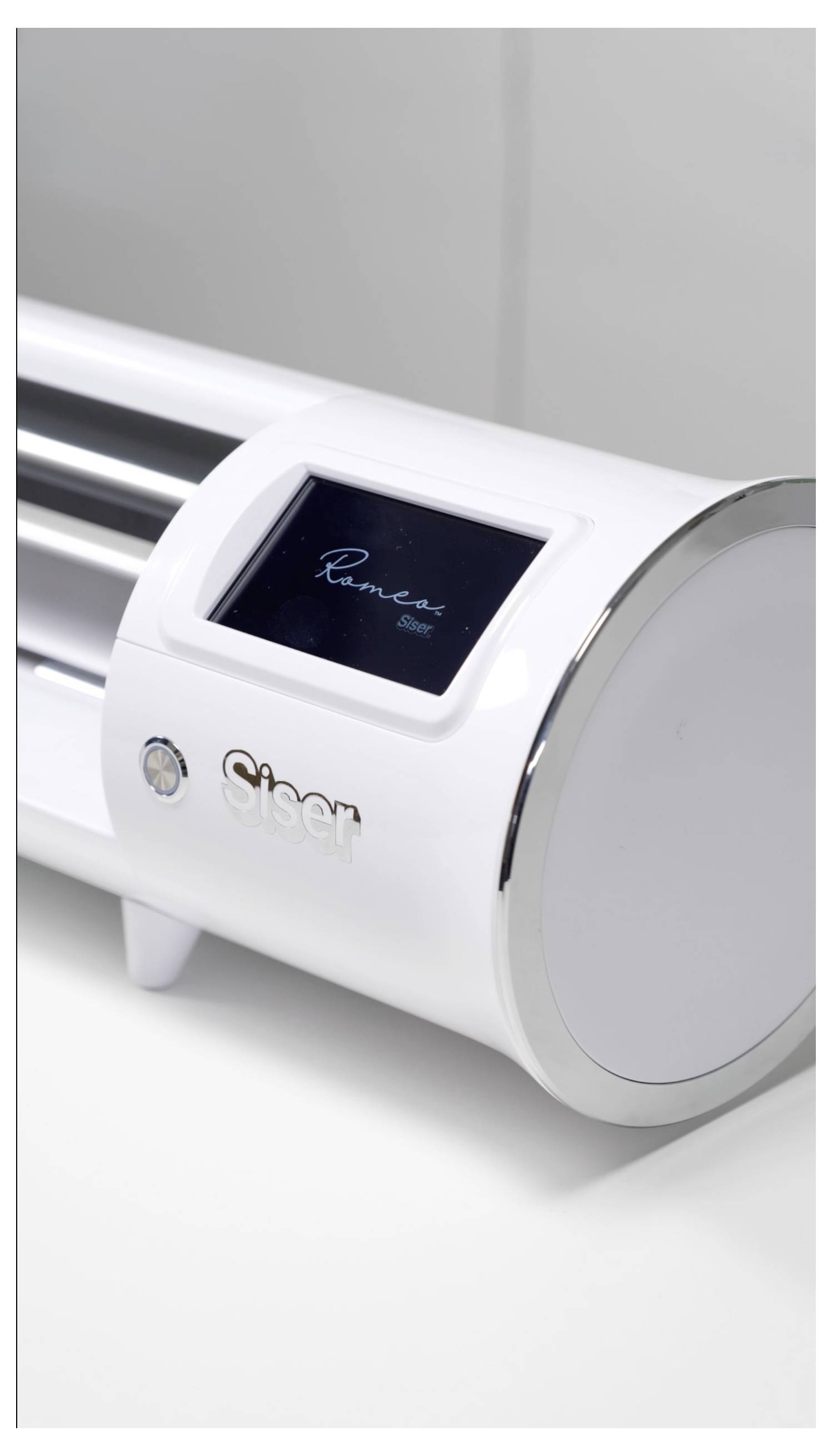 Eine weiße elektronische Schneidemaschine mit einem Anzeigebildschirm, auf dem 