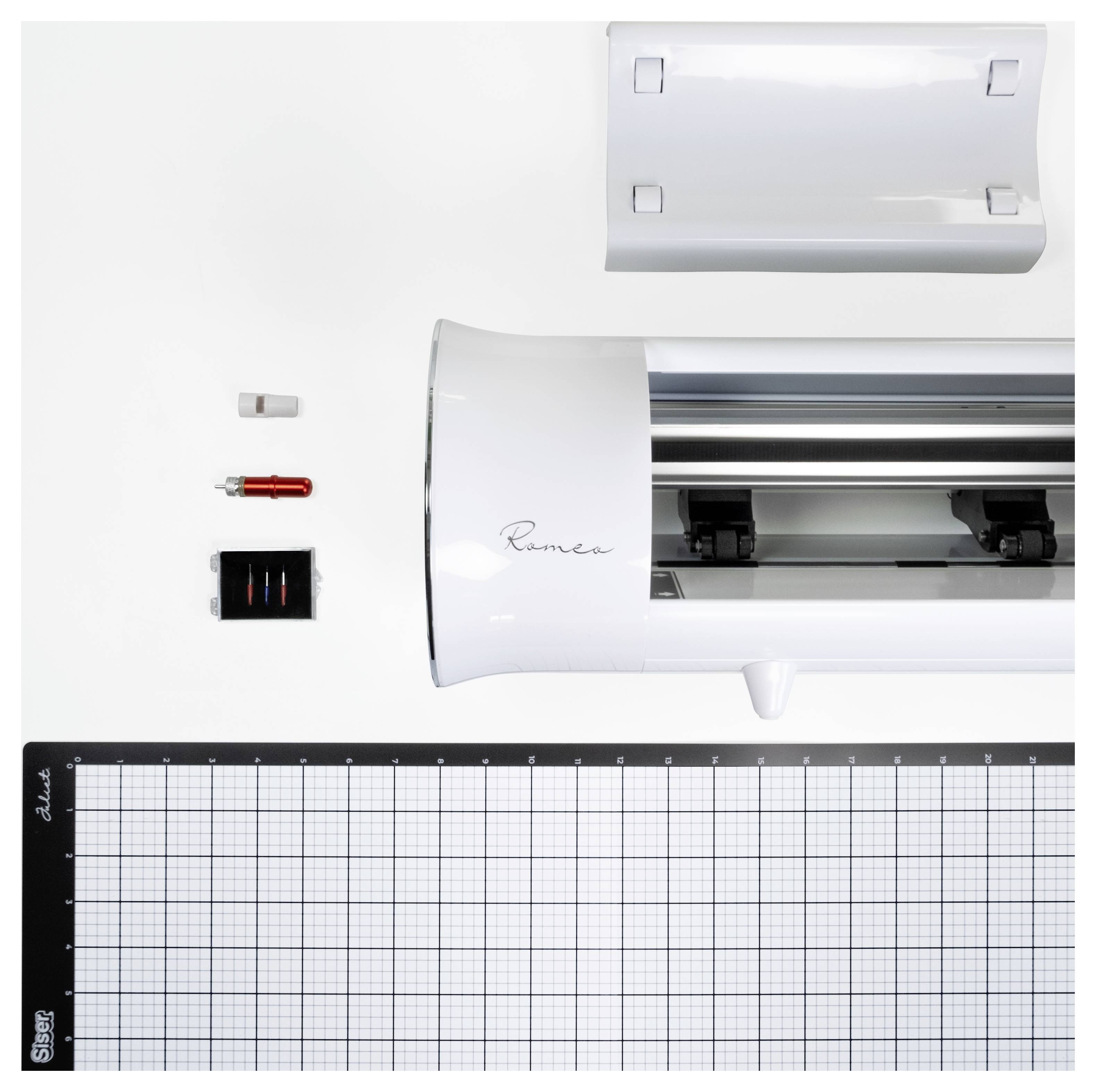 Eine Schneidemaschine mit abnehmbarem Deckel. Zum Lieferumfang gehören eine Schneideklinge, Tintenpatronen und eine Schneidematte mit Rastergitter.