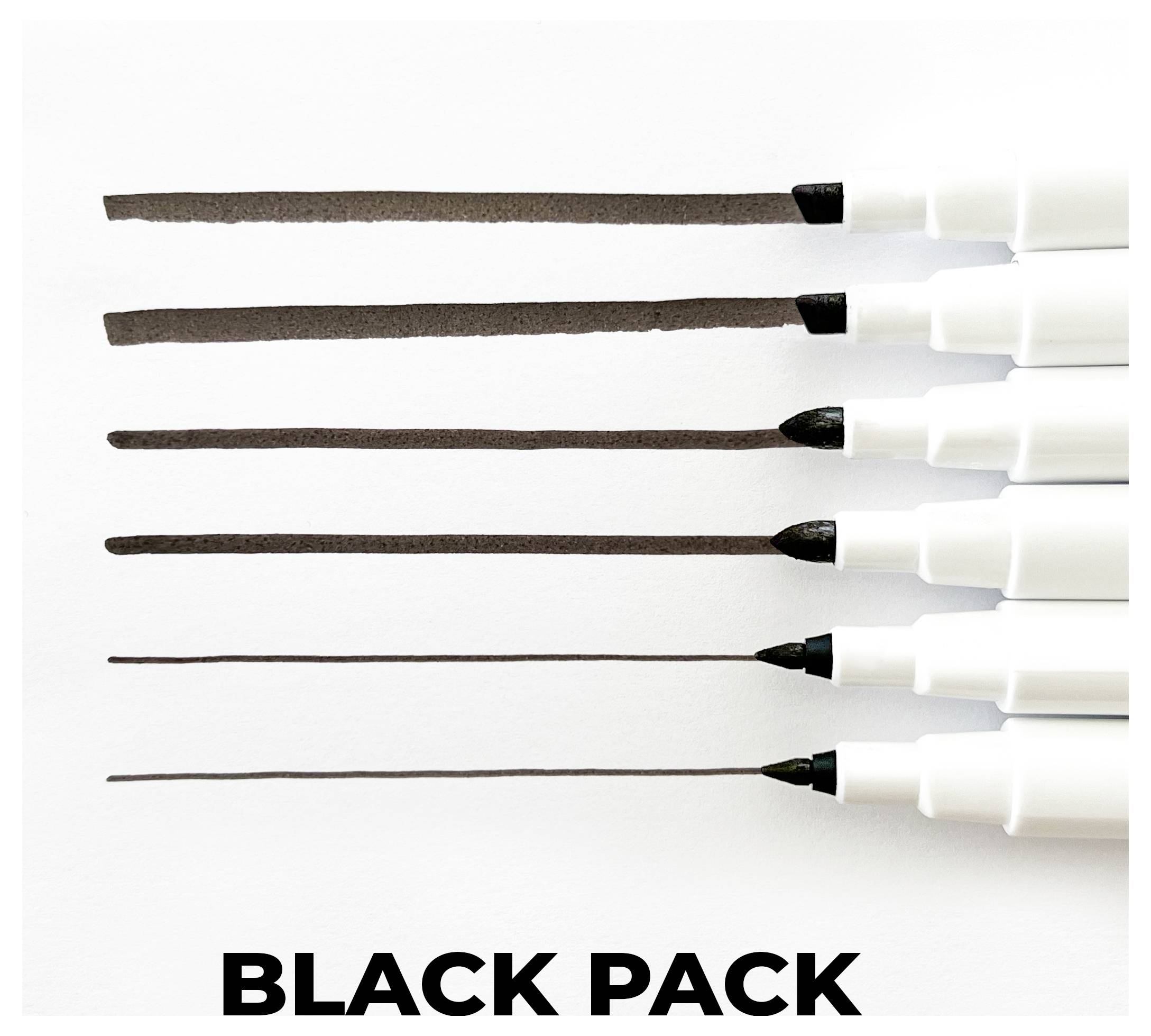 Sechs schwarze Marker mit unterschiedlichen Spitzenstärken erzeugen Linien von dick bis dünn auf weißem Papier, mit dem Text „BLACK PACK