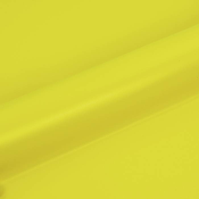 Eine leuchtend gelbe Oberfläche mit einer feinen Diagonalfalte oder Textur, die sich über das Bild erstreckt.