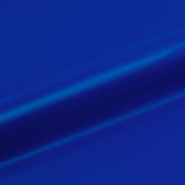 Eine glatte, glänzende, tiefblaue Oberfläche mit einer hervorgehobenen diagonalen Linie, die sich über sie erstreckt und eine reflektierende oder metallische Textur andeutet.