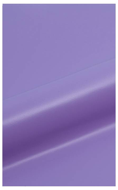 Eine glatte, gefaltete Stoffoberfläche in heller Violettfarbe, die Textur und eine sanfte Krümmung aufweist.