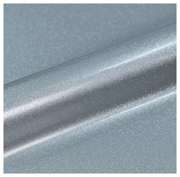 Eine Nahaufnahme einer schimmernden, metallisch silbernen Oberfläche mit glatter, reflektierender Oberfläche. Die Textur wirkt leicht körnig.