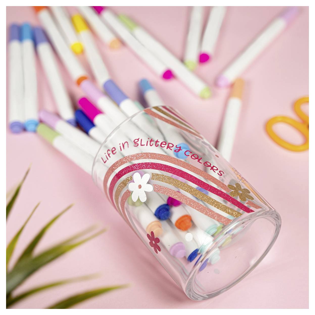 Ein Glascup mit der Aufschrift „Life in Glittery Colors