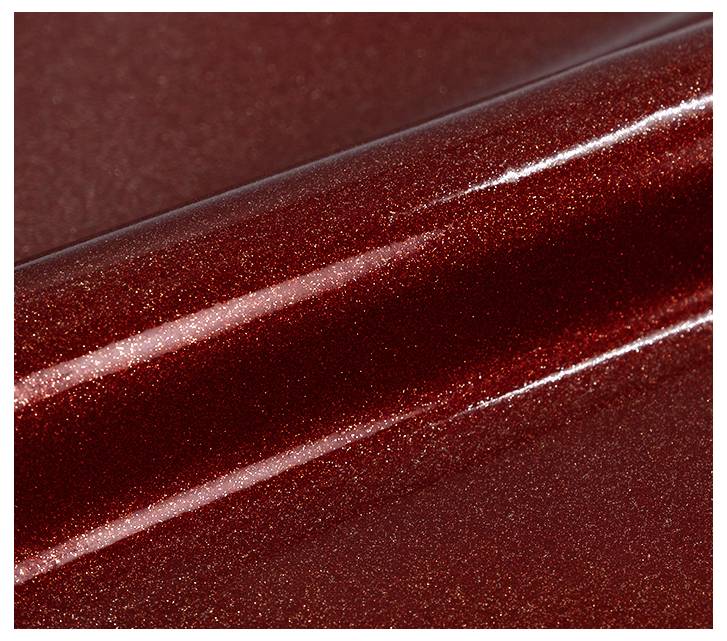 Eine Nahaufnahme einer glänzenden, metallischen roten Oberfläche mit einer glatten Textur und Lichtreflektion, die ihre glänzende Oberfläche hervorhebt.