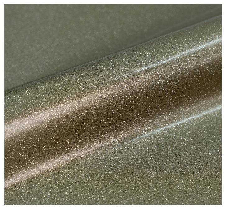 Eine Nahaufnahme von metallischem Gold- und Bronzestoff mit einer schimmernden, strukturierten Oberfläche, die seinen luxuriösen Glanz und die Textur hervorhebt.