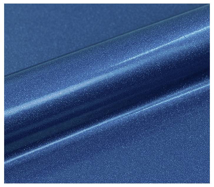 Eine Nahaufnahme von blauem metallischem Stoff mit einem schimmernden Effekt, die Lichtreflexionen und die Textur des Materials zeigt.