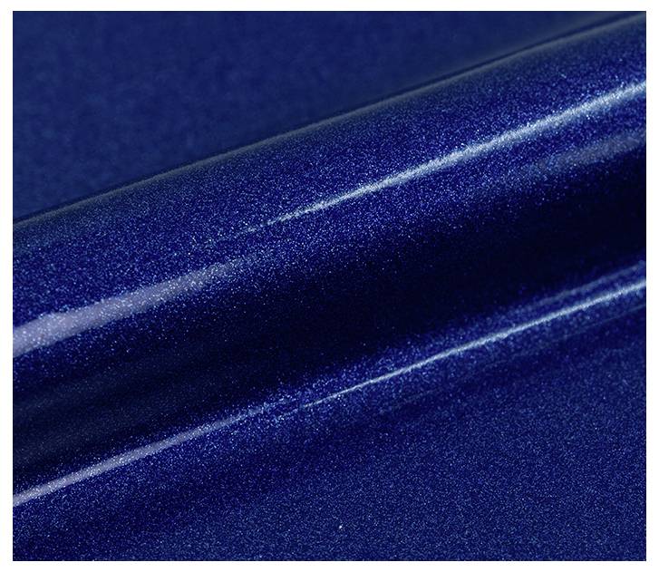 Eine Nahaufnahme einer glatten, metallisch blauen Oberfläche mit glänzender Beschichtung, die eine reflektierende Textur zeigt.