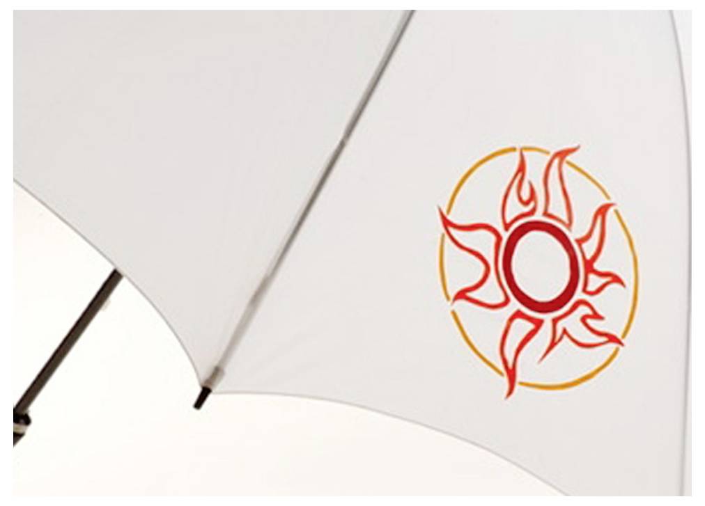 Eine Nahaufnahme eines weißen Regenschirms mit einem roten und orangefarbenen Sonnensymbol auf dem Stoff.