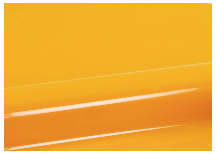 Eine Nahaufnahme einer glatten, glänzenden orangefarbenen Oberfläche mit einer diagonalen Lichtreflexion, die ein glänzendes abstraktes Muster erzeugt.