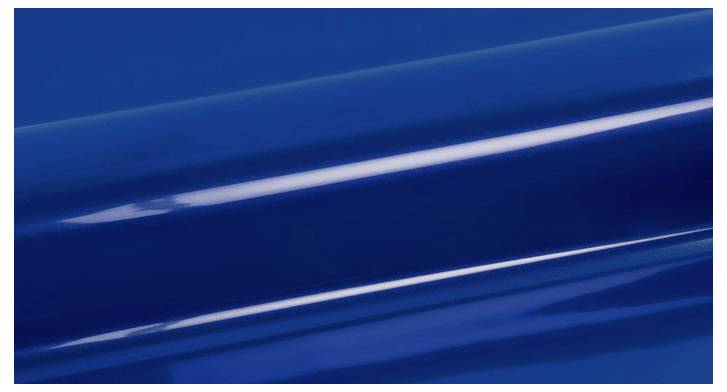 Eine Nahaufnahme einer glänzenden, reflektierenden blauen Oberfläche mit horizontalen Linien, die ein abstraktes und glänzendes Aussehen erzeugt.