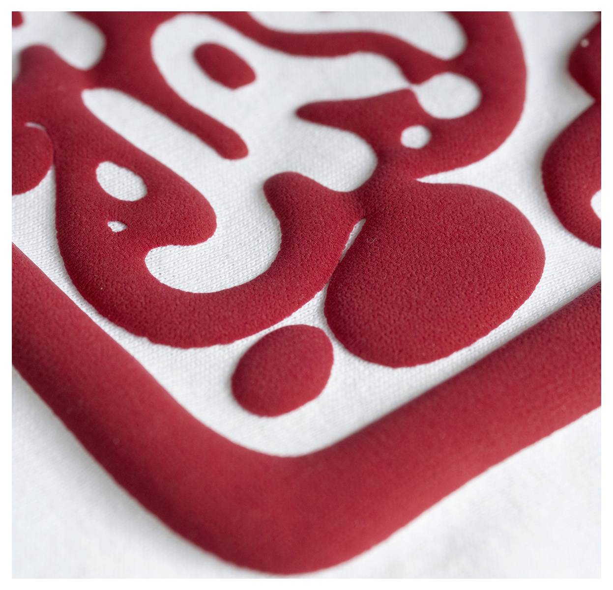 Ein strukturiertes rotes Muster mit abstrakten Formen auf weißem Hintergrund, das einem modernen künstlerischen Design oder dekorativen Element ähnelt.