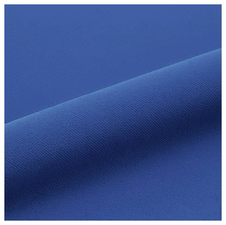 Eine Nahaufnahme von gefalttem blauem Stoff mit einer strukturierten Oberfläche, die die feine Webung und lebendige Farbe des Materials zeigt.