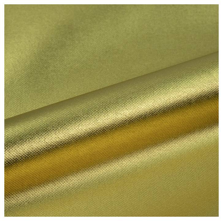 Eine Nahaufnahme von gefaltetem goldenem Satinstoff, die seine glatte Textur und seinen reflektierenden Glanz zeigt.