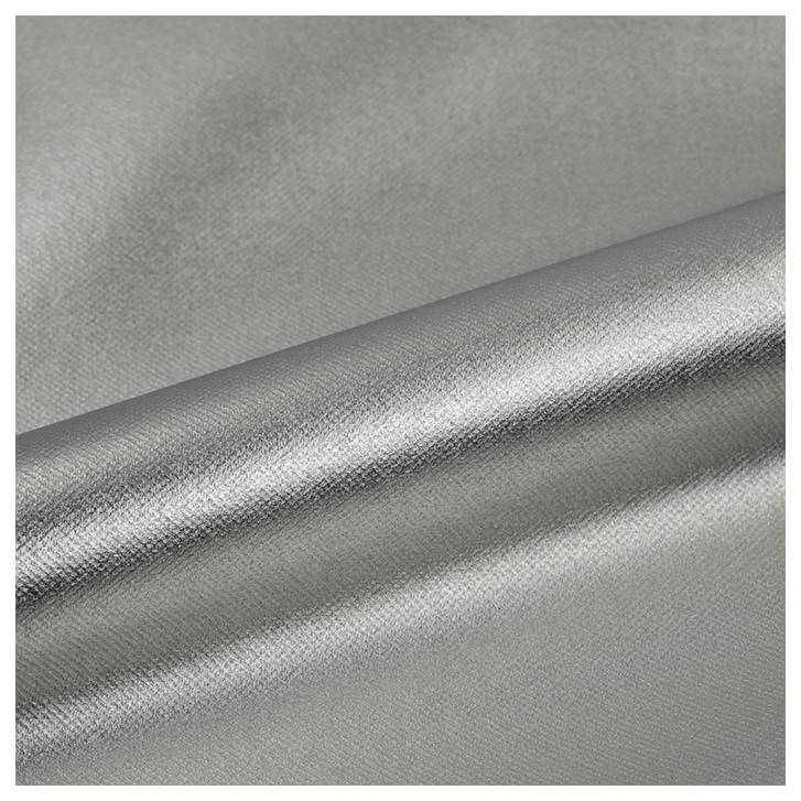 Eine Nahaufnahme eines glatten, metallischen silberfarbenen Stoffes mit reflektierendem Glanz und leicht strukturierter Oberfläche, in sanften Falten drapiert.